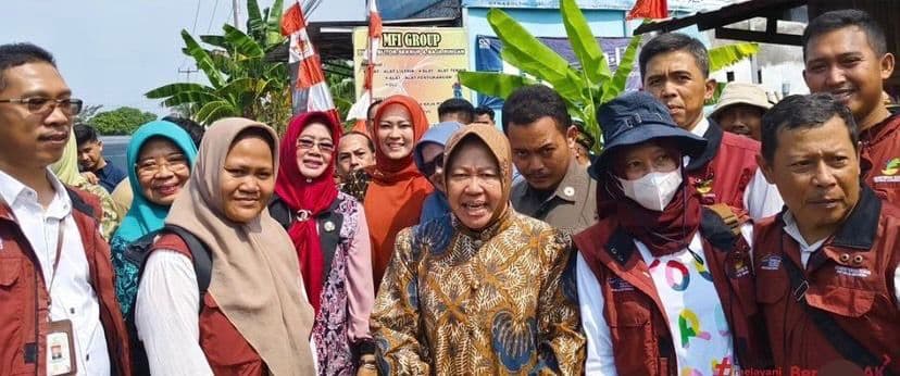 KADINKES PANDEGLANG DAMPINGI KEMENSOS RI PADA ACARA BAKTI SOSIAL