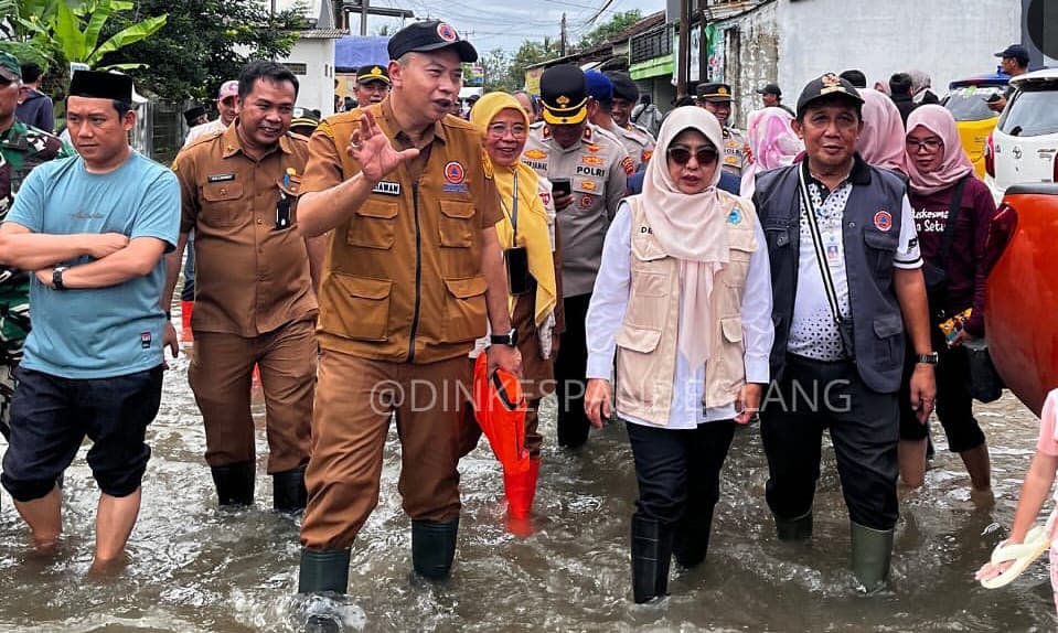 KADINKES DAMPINGI BUPATI PANDEGLANG TINJAU LANGSUNG LOKASI BANJIR PAGELARAN-PATIA-SOBANG