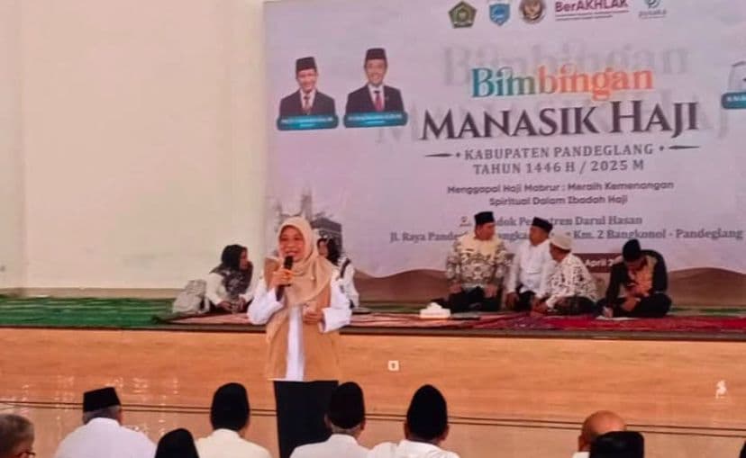 KEPALA DINAS KESEHATAN MEMBERIKAN MATERI MANASIK KESEHATAN BAGI JAMAAH CALON HAJI KABUPATEN PANDEGLANG TAHUN 2025