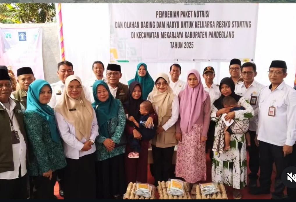 BUPATI PANDEGLANG SALURKAN PAKET NUTRISI UNTUK KELUARGA BERISIKO STUNTING DI DESA WIRASINGA DAN RANCABUGEUL KECAMATAN MEKARJAYA