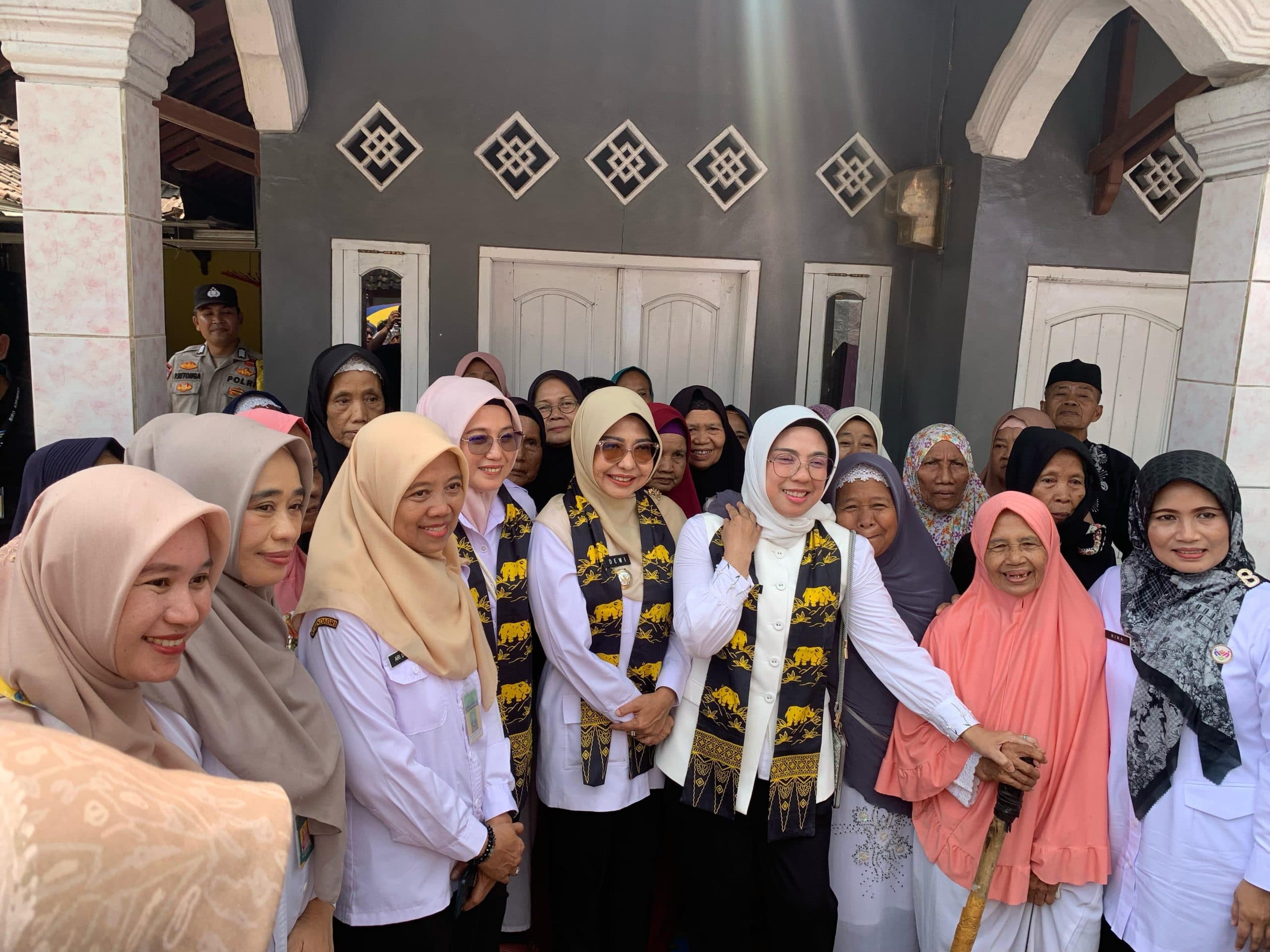 KUNJUNGAN ROMBONGAN KETUA TP POSYANDU PROVINSI BANTEN KE BEBERAPA POSYANDU DI KABUPATEN PANDEGLANG