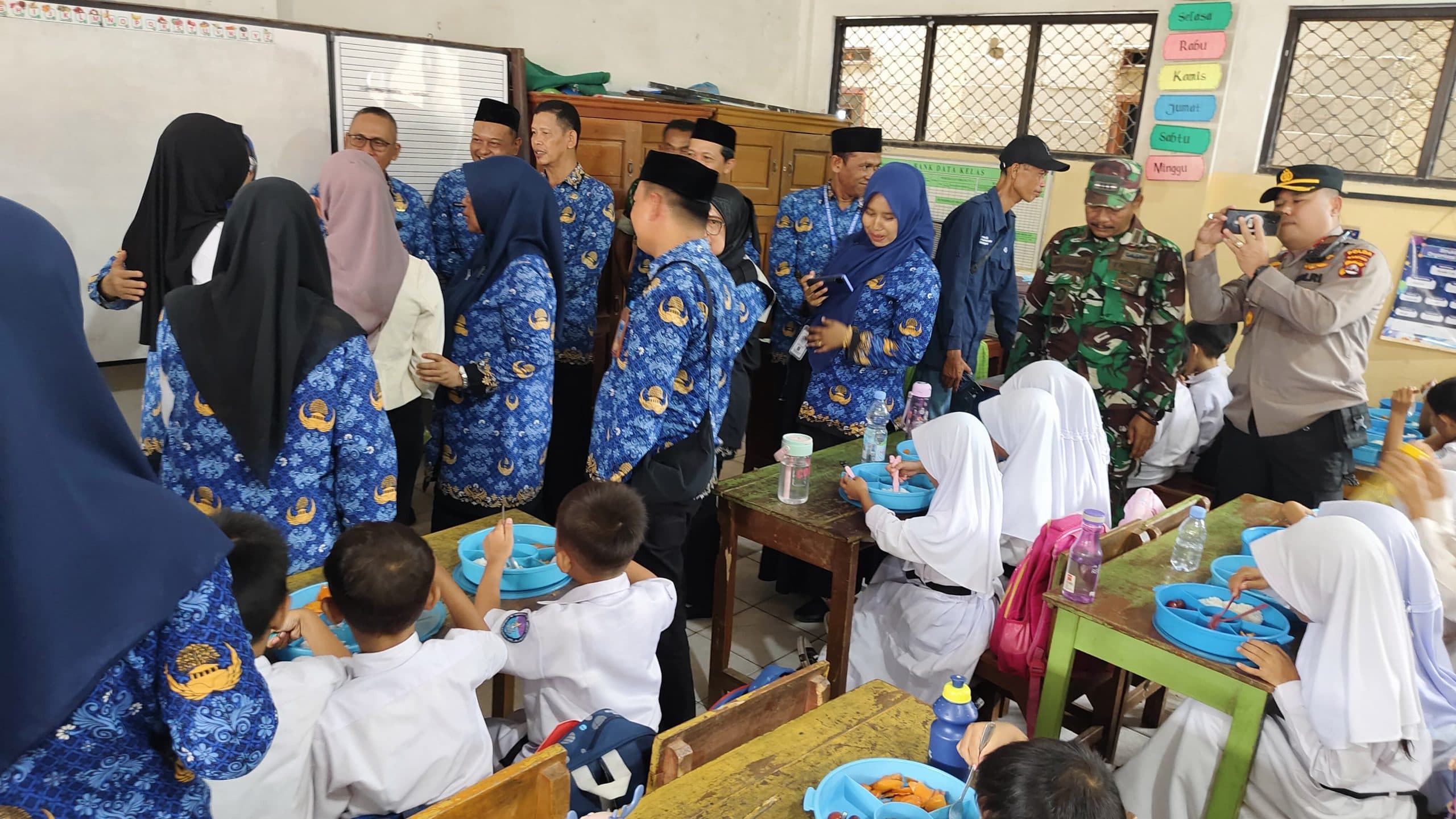 KADINKES DAMPINGI BUPATI PANDEGLANG TINJAU LANGSUNG PELAKSANAAN PEMBERIAN MAKAN BERGIZI (MBG) DI KECAMATAN LABUAN